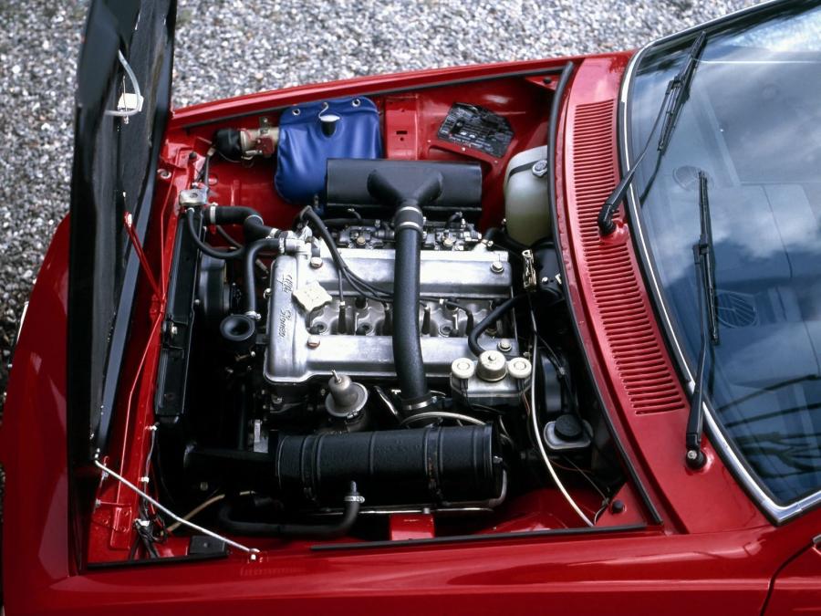 Моторный отсек Alfa Romeo Alfetta GTV 2000 Turbodelta (116) 1979 года  (фото 4 из 11)